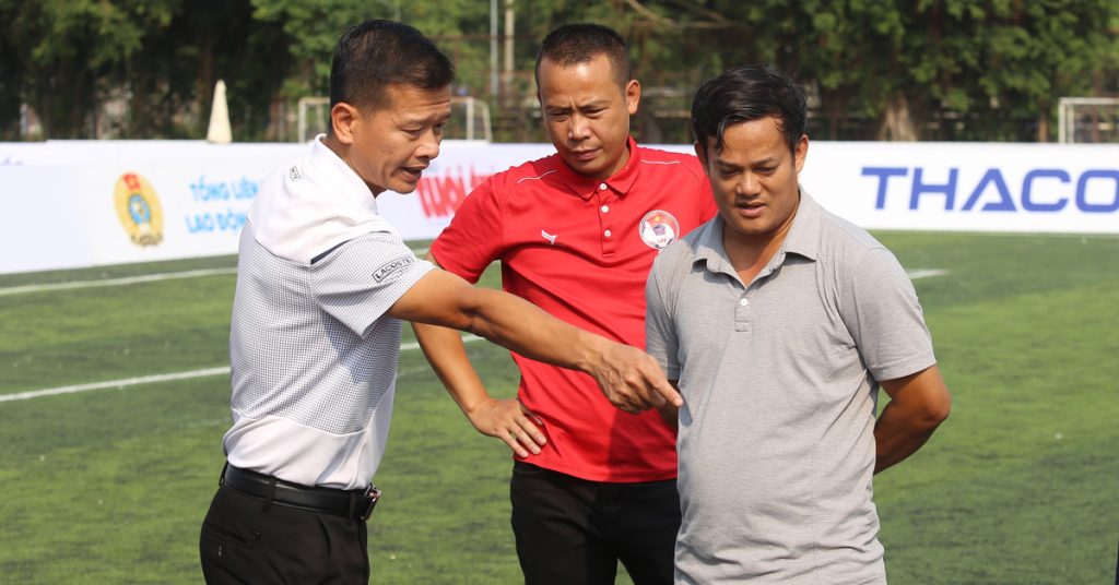 Trọng tài Giải bóng đá công nhân, viên chức khảo sát sân chuyên nghiệp như V-League